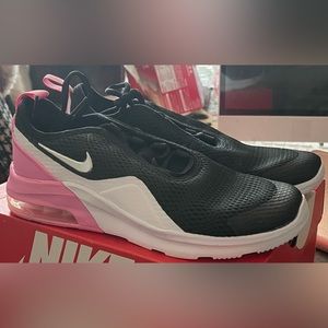 Nike Air Max Motion 2(GS) Big Kids Size 5Y brand new